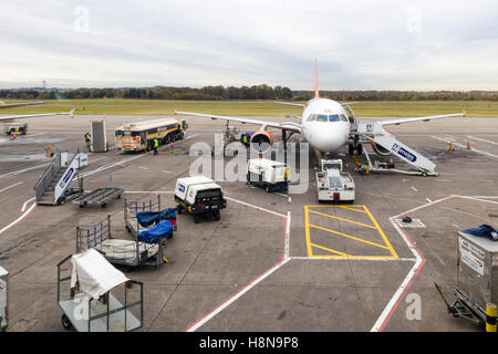 Pkw Flugzeug Betankung und Vorbereitung der Abreise am Flughafen Edinburgh, Schottland, UK Model Release: Nein Property Release: Nein. Stockfoto