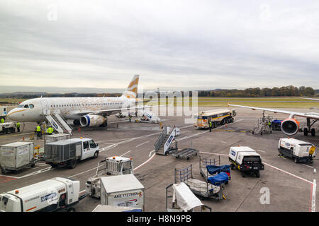 Pkw Flugzeug Betankung und Vorbereitung der Abreise am Flughafen Edinburgh, Schottland, UK Model Release: Nein Property Release: Nein. Stockfoto