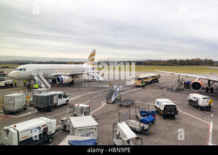 Pkw Flugzeug Betankung und Vorbereitung der Abreise am Flughafen Edinburgh, Schottland, UK Model Release: Nein Property Release: Nein. Stockfoto