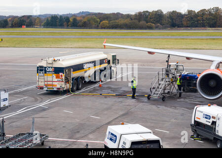 Pkw Flugzeug Betankung und Vorbereitung der Abreise am Flughafen Edinburgh, Schottland, UK Model Release: Nein Property Release: Nein. Stockfoto