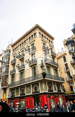 Barcelona Ramblas Art Deco Drachen mit Laterne Schirm Shop hängt an einer Hausfassade Stockfoto