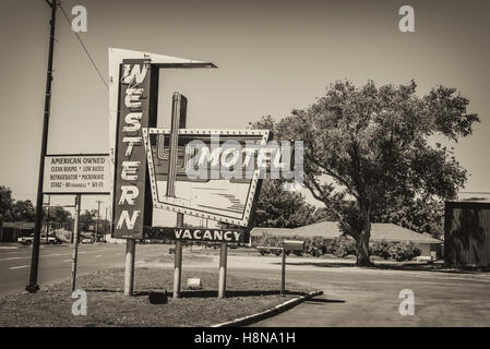 Western Motel und Vintage Neon unterzeichnen auf der historischen Route 66 in Oklahoma. Stockfoto