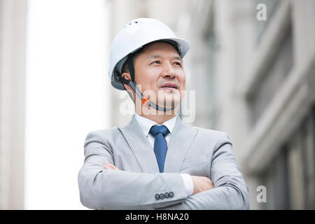 Chinesischen männlichen Architekten betrachten im freien Stockfoto