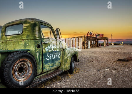 Autowrack und umgebaute Cool Springs Station in der Mojave-Wüste auf der historischen Route 66 Stockfoto