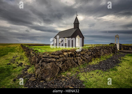 Schwarze hölzerne Kirche von Budir in Island. HDR verarbeitet. Stockfoto