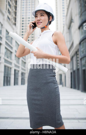 Chinesische Architektin sprechen auf Handy Stockfoto