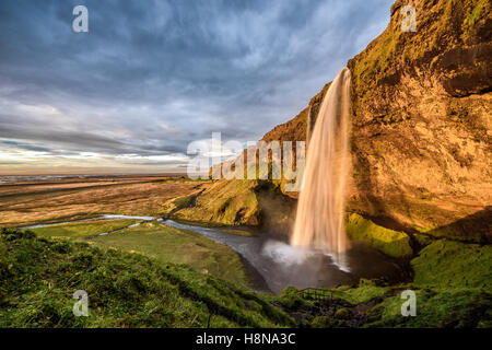 Wasserfall Seljalandsfoss in Island bei Sonnenuntergang. HDR verarbeitet. Stockfoto