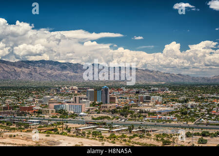 Skyline von Tucson und Santa Catalina Berg reichen von Sentinel Peak Park, Tucson, Arizona, USA Stockfoto