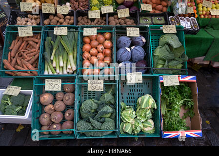 Eine Auswahl von Wintergemüse zum Verkauf an ein Outdoor-Marktstand in der Grassmarket, Edinburgh, UK. Stockfoto