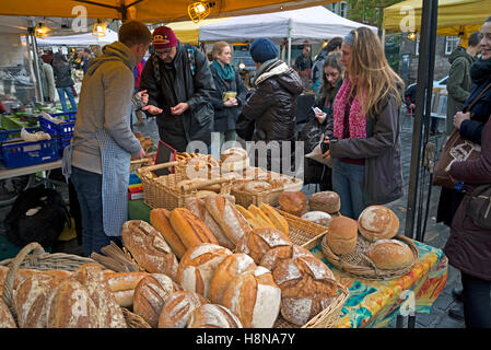 Artisan Brot zum Verkauf an einem Stall in der Grassmarket, Edinburgh, Schottland, Großbritannien. Stockfoto