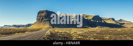 Malerische Landschaft mit der berühmten Ringstraße in Island Stockfoto