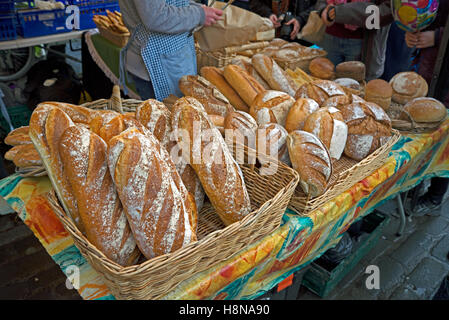 Artisan Brot zum Verkauf an einem Stall in der Grassmarket, Edinburgh, Schottland, Großbritannien. Stockfoto