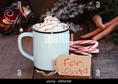 Tasse heißen Kakao mit Schlagsahne und Schokolade Späne. Beachten Sie, dass "Für Santa" und Karotten für Rentiere des Weihnachtsmanns liest. Stockfoto