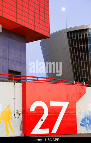 Hinteren Teil Kaiyukan oder Aquarium-2nd.world größte moderne Stahl-Beton-Cristal Architektur mit rot-blauen Farben-nr.27 Osaka-Jpn Stockfoto