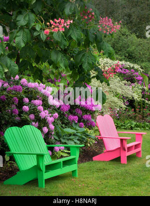 Iris und andere blühende Pflanzen mit Stuhl im Schriners Iris Garden. Oregon Stockfoto