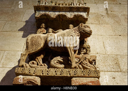 13. Jahrhundert Skulptur eines Löwen, die einst ein Drache trampling Stand auf der Außenseite der Kirche von San Leonardo in Zamora, Spanien. Stockfoto