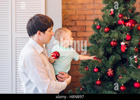 Vater und Sohn schmücken den Weihnachtsbaum Stockfoto