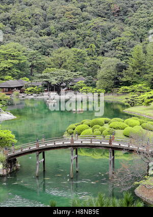 TAKAMATSU, JAPAN-Oktober 19: Ritsurin-Koen-Chestnut Grove Garden bietet Bootsausflüge zu den Besuchern auf der Nanko-S.Pond und unter Stockfoto