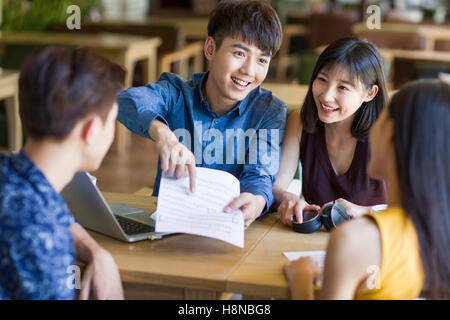 Junge chinesische Freunde reden über Musik im café Stockfoto