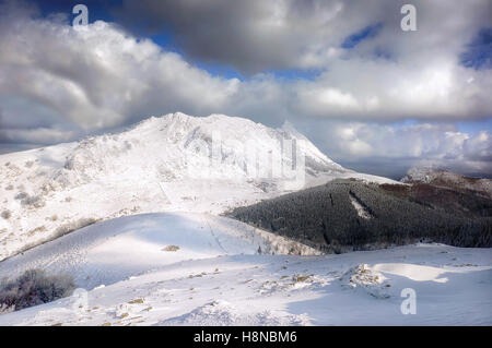 verschneite Anboto aus Urkiolamendi im Winter. Stockfoto