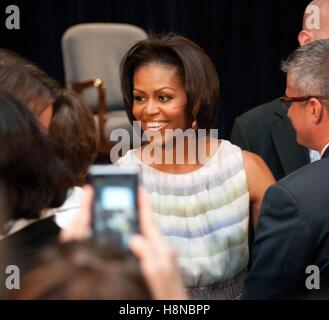 U.S. First Lady Michelle Obama trifft sich mit den neuen Food Icon MyPlate Machern am US Abteilung der Landwirtschaft Jefferson Auditorium 2. Juni 2011 in Washington, DC. Das neue Symbol wird das USDA MyPyramid Bild als die Regierungen primäre Essen Gruppe Symbol ersetzen. Stockfoto