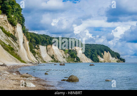 Kreidefelsen im Jasmund National Park in der Nähe von Königsstuhl (Königs Stuhl), Küste Insel Rügen, Mecklenburg-Vorpommern, Deutschland Stockfoto