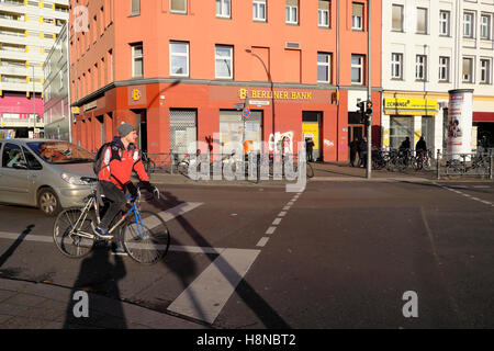 Radfahrerin wartet auf dem Fahrrad an der Ampel in der Adalbertstraße Adalbertstraße in Kreuzberg Berlin, Deutschland Europa EU KATHY DEWITT Stockfoto