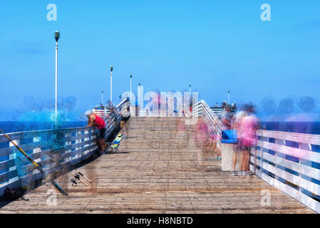 Menschen, die auf Crystal Pier. San Diego, Kalifornien, USA. Mehrfachbelichtung Bild. Stockfoto