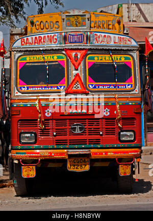 "Horn Please" hoch dekoriert LKW Indiens auf der Straße in der Nähe von Jaipur.  Rote Farbe und Dekorationen sind individuell für jeden Stockfoto