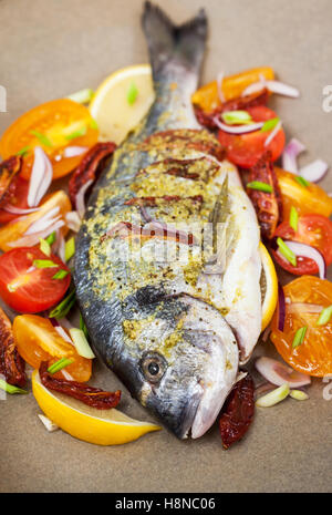 Rohe ganze Dorade Fisch und Gemüse Zutaten, bereit zum Kochen Stockfoto