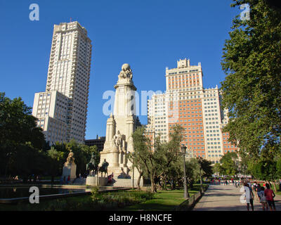 Cervantes-Denkmal zwischen Wolkenkratzern auf dem Platz "Plaza de Espana", Madrid Stockfoto