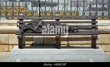 Bronzestatue "Obdachlose Jesus" vom kanadischen Bildhauer Timothy Schmalz vor Madrid Kathedrale Stockfoto