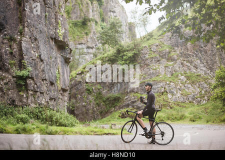 Ein junger Radfahrer eine Pause in Cheddar George Stockfoto