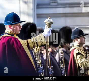 Drum Major führt die kombinierte Militärkapellen am Ehrenmal Gedenken Sonntag 2016 Stockfoto