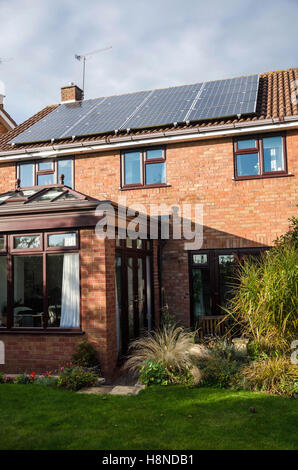 Ein Blick auf die Rückseite eines Hauses mit Sonnenkollektoren ausgestattet. Stockfoto