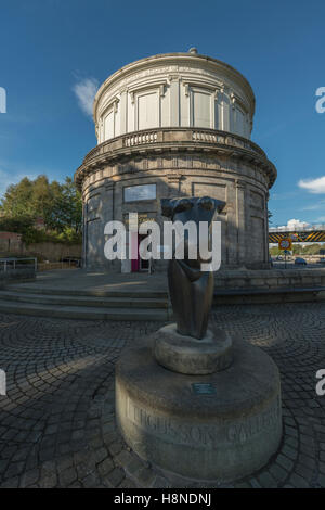 Ein fergusson Skulptur steht neben der Fergusson Galerie, ehemals Perth Water Works, in Marshall, Perth, Schottland, Vereinigtes Königreich, UK, Stockfoto