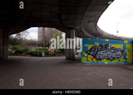Graffiti unter Westway, London Stockfoto