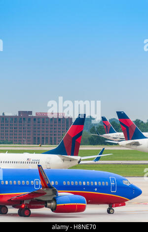 Southwest Airlines und Delta Air Lines Düsen im dichten Verkehr in Atlanta International Airport in Atlanta, Georgia, USA. Stockfoto