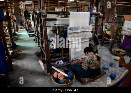 NEPAL Kathmandu, Lalitpur, tibetisches Flüchtlingslager Jawalakhel, Teppichfabrik JHC Jawalakhel Handicraft Center, tibetische Flüchtlingsfrauen Knoten Teppiche am Webstuhl für Einkommenserzeugung Stockfoto