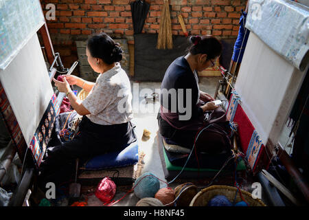 NEPAL Kathmandu, Lalitpur, tibetisches Flüchtlingslager Jawalakhel, Teppichfabrik JHC Jawalakhel Handicraft Center, tibetische Flüchtlingsfrauen Knoten Teppiche am Webstuhl für Einkommenserzeugung Stockfoto