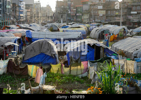 NEPAL, Kathmandu, Taragoan Park in Boudhanath Sadak Straße, Schutz für 2015 Erdbebenopfer und Migranten vom Dorf Sindhupalchok / Nach Dem Erdbeben 2015, Erdbebenopfer aus Dem Dorf Sindhupalchok Wohnen in Blechhuetten Und Zelten Im Taragoan Park in der Boudhanath Sadak Strasse Stockfoto