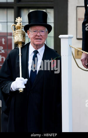 Ein Mace-bearer an der Stratford-upon-Erinnerung Sonntag Parade, Warwickshire, England, UK Stockfoto