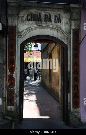 Das Tor zur Chua Ba Da, der Tempel ist eines der wichtigsten buddhistischen Sehenswürdigkeiten in Hanoi. Stockfoto