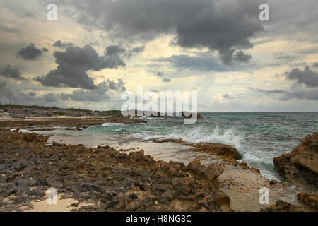 Küste von Cozumel, Mexiko an einem stürmischen bewölkten Tag, Cozumel, Quintana Roo, Mexiko. Stockfoto