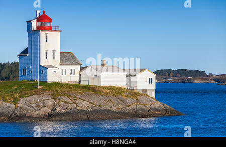 Tyrhaug Leuchtturm, weißen Turm mit roter Spitze. Küste Leuchtturm befindet sich in Smola Gemeinde, mehr Og Romsdal Grafschaft, Norwegen. Stockfoto