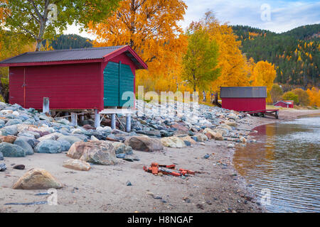 Norwegischen Küste, Herbstlandschaft mit roten hölzernen Scheunen für Angeln Boote Lagerung. Trondheim region Stockfoto