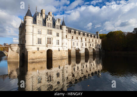 Das Chateau de Chenonceau, mittelalterlichen französischen Schlosses, Loiretal, Frankreich. Es entstand im 15. / 16. Jahrhundert, eine architektonische Mischung Stockfoto