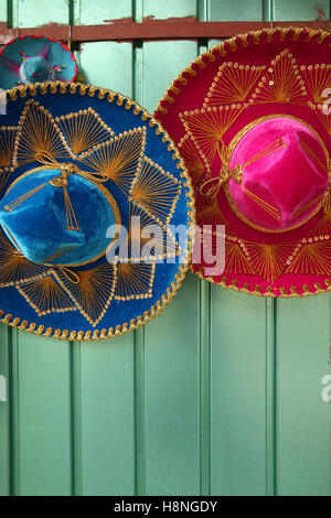 Bunten blauen & rosa mexikanischen Hut hängen an einer grünen Tür, Cozumel, Quintana Roo, Mexiko. Stockfoto