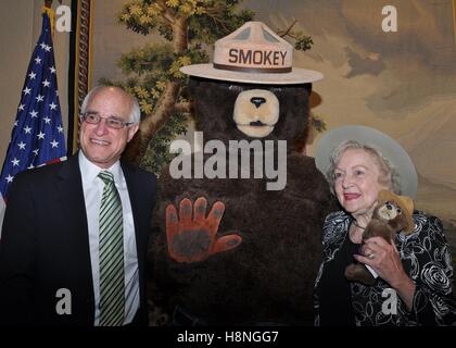 Honorary Förster und Schauspielerin Betty White steht mit natürlichen Ressourcen und Umwelt Landwirtschaft Unterstaatssekretär Harris Sherman und Smokey der Bär nach einer Zeremonie im Kennedy Center 9. November 2010 in Washington, DC. Stockfoto