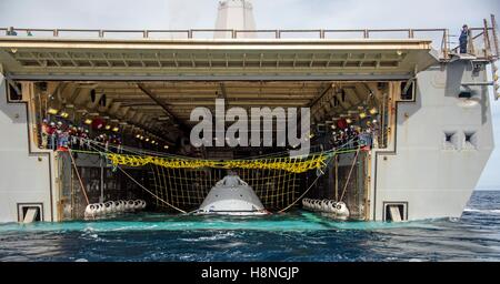 US Navy Matrosen Praxis ziehen die NASA Orion Raumkapsel in Brunnen Deck der amphibious Transport dock USS San Diego während Wiederherstellung Bohrer 27. Oktober 2016 im Pazifischen Ozean. Stockfoto